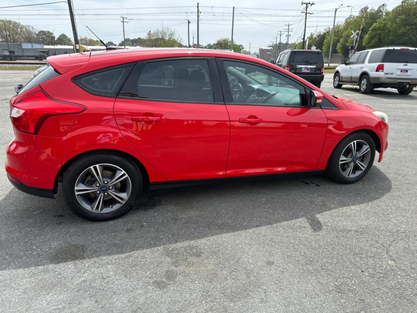 2014 Red Ford Focus (1FADP3K21EL) , Automatic transmission, located at 5700 Curlew Drive, Norfolk, VA, 23502, (757) 455-6330, 36.841885, -76.209412 - Photo#3